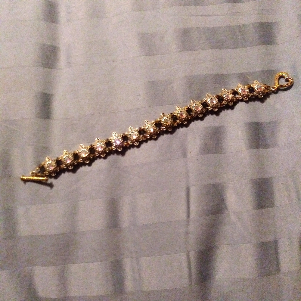 Beaded bracelet with toggle clasp 7.5"